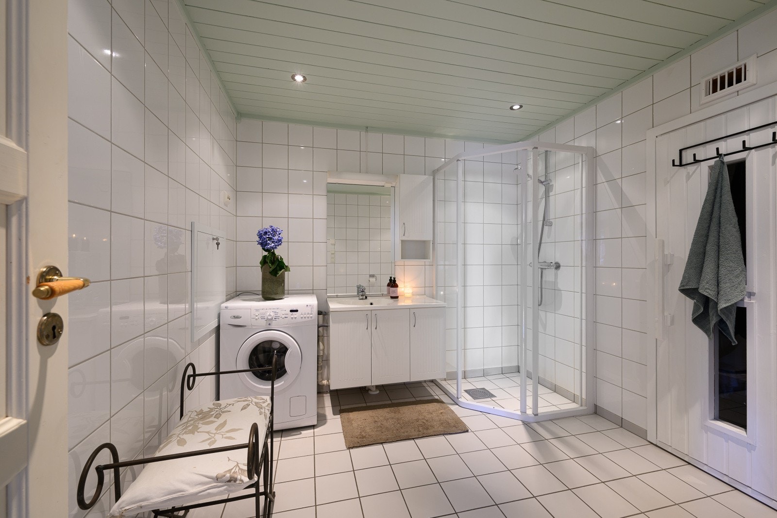 På badet er det også opplegg for vaskemaskin, og rommet har mekanisk avtrekk. Galleribilde