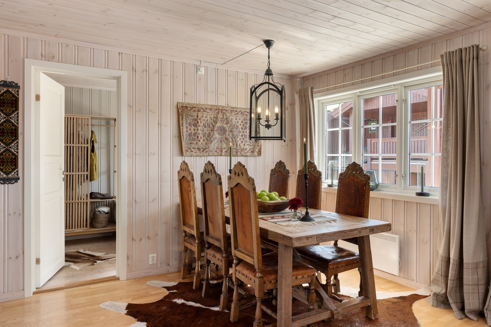 Spisestuen er en naturlig samlingsplass for måltider med familie og venner. Galleribilde