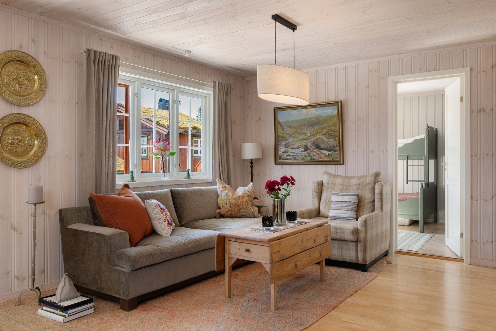 De store trevinduene med 2-lags isolerglass slipper inn rikelig med lys og rammer inn omgivelsene. Galleribilde