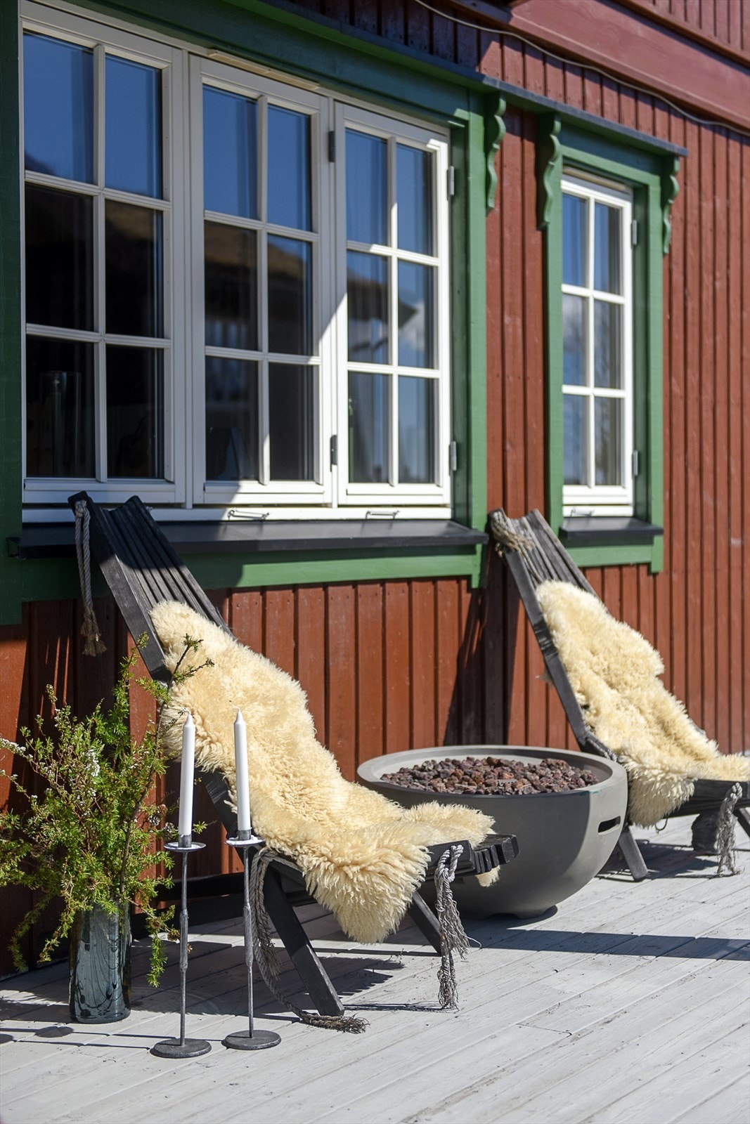Bygget har en klassisk utforming med stående trekledning og torvtak. Galleribilde