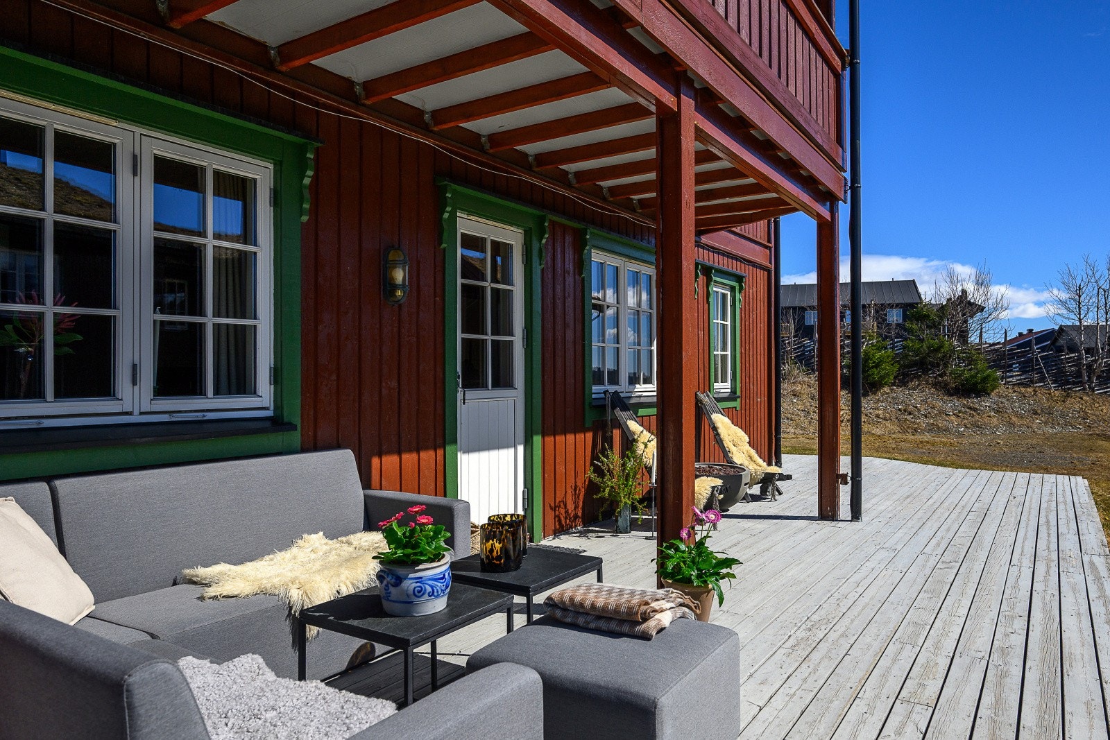 Leiligheten ligger i første etasje med utesoner på både øst- og vestsiden av bygget - optimale solforhold! Galleribilde