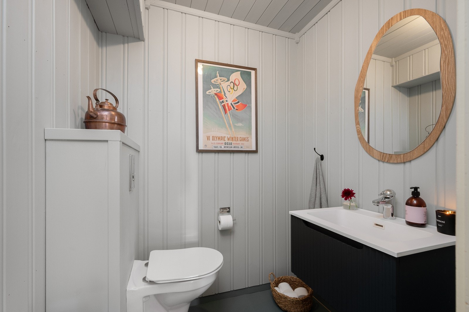 I tillegg til badet har leiligheten et separat toalettrom med vegghengt toalett og servant. Galleribilde