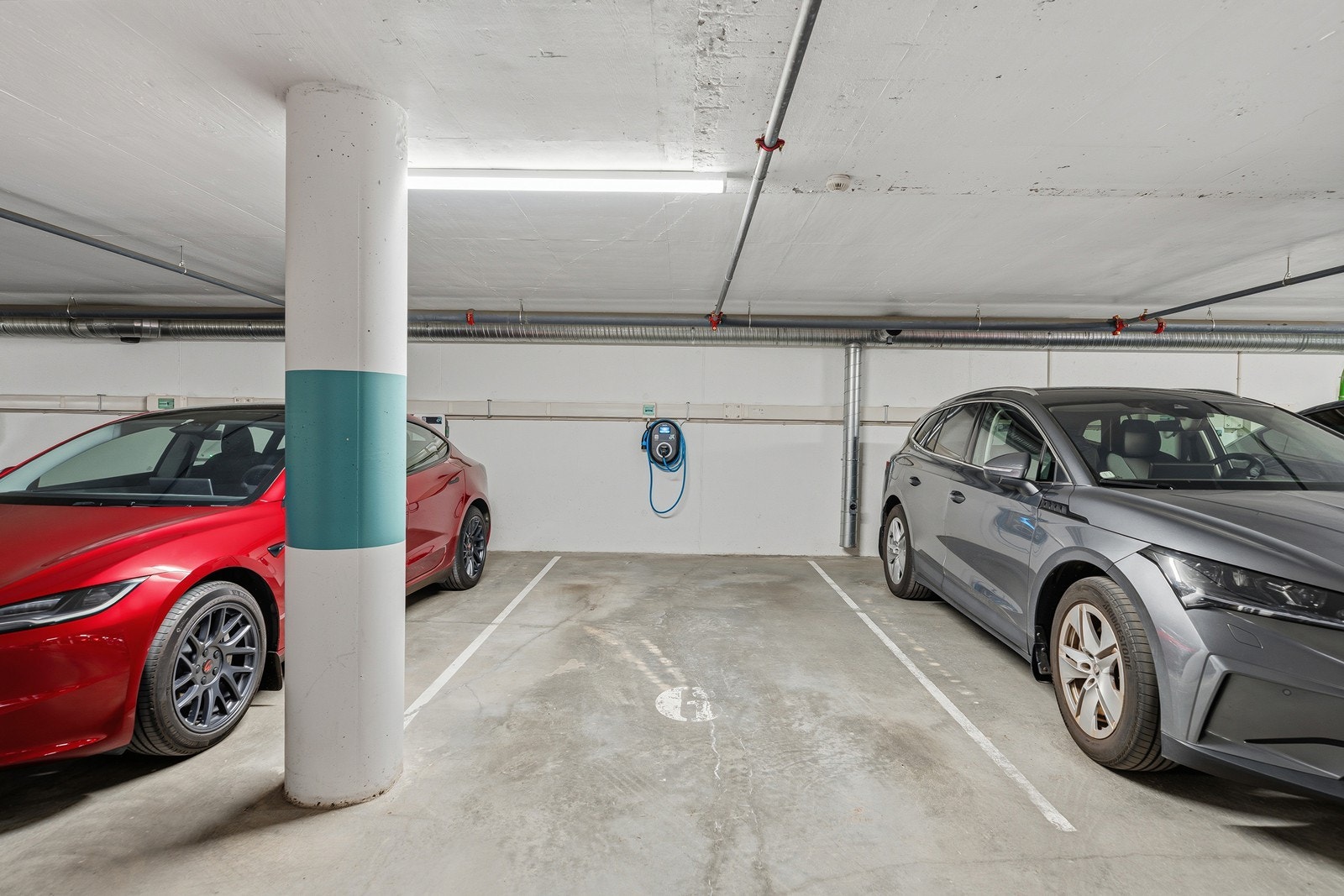 Det følger med parkeringsplass i kjeller som har montert elbil-lader Galleribilde