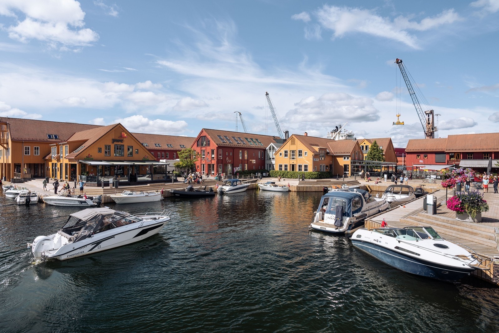I gangavstand finner du også Fiskebrygga, et populært samlingspunkt med restauranter, isbarer og livlig atmosfære - spesielt på sommeren, når uteserveringene fylles og båtlivet skaper en helt unik stemning Galleribilde