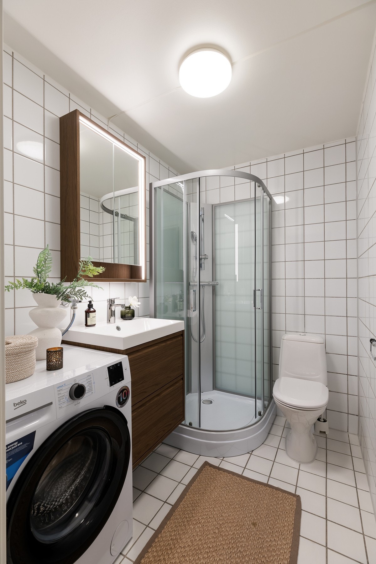 Badet er oppgradert med nytt dusjkabinett og baderomsinnredning. Galleribilde