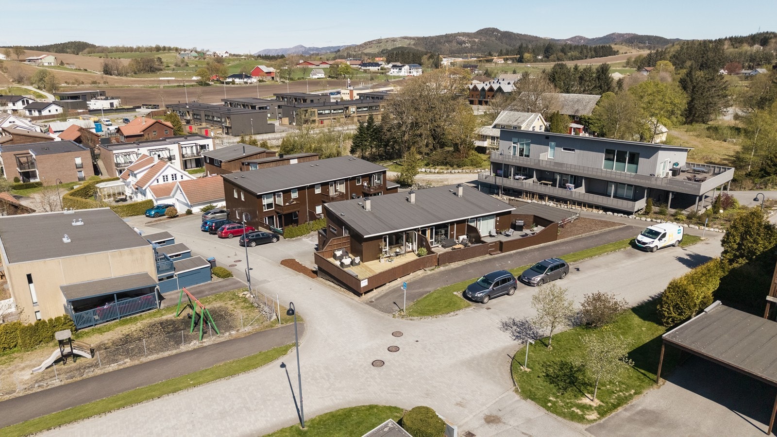 Spovevegen ligger sentralt til på Orstad med kort vei til det meste man trenger i det daglige, som barnehager, skoler, idrettsanlegg, butikker, kollektivtransport og flotte turområder. Galleribilde