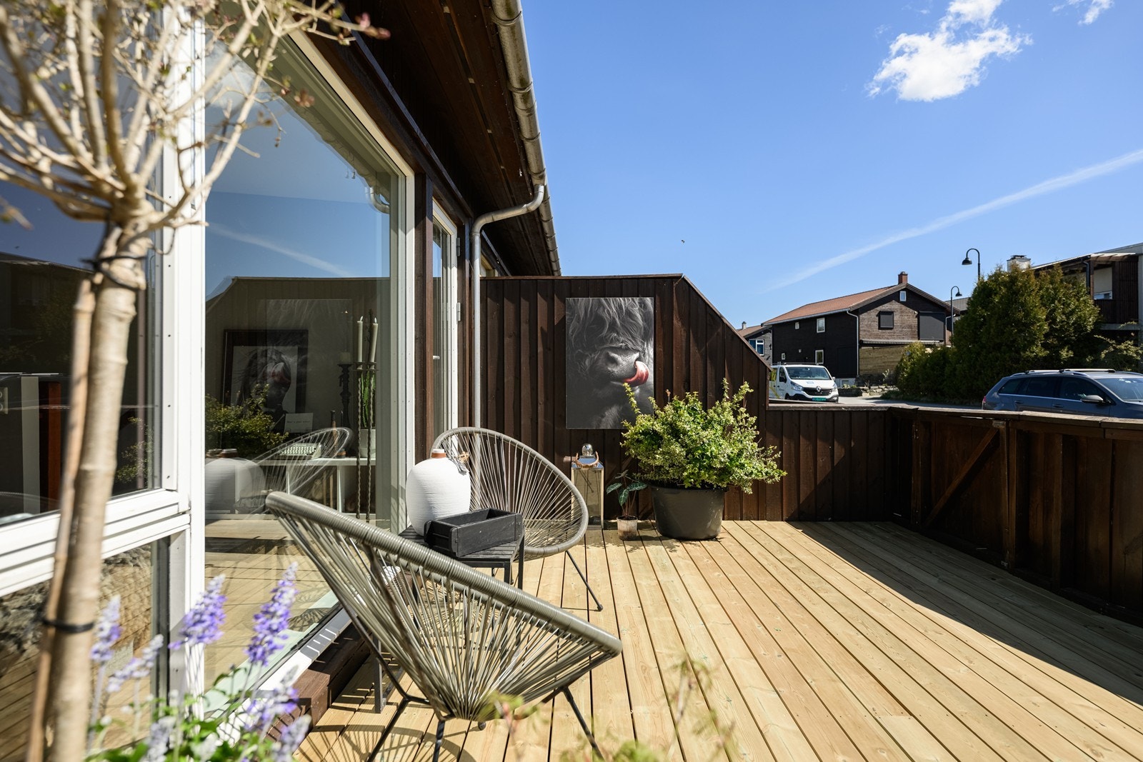 Fra stuen er det utgang til en solrik terrasse/veranda med gode solforhold og plass til utemøbler Galleribilde