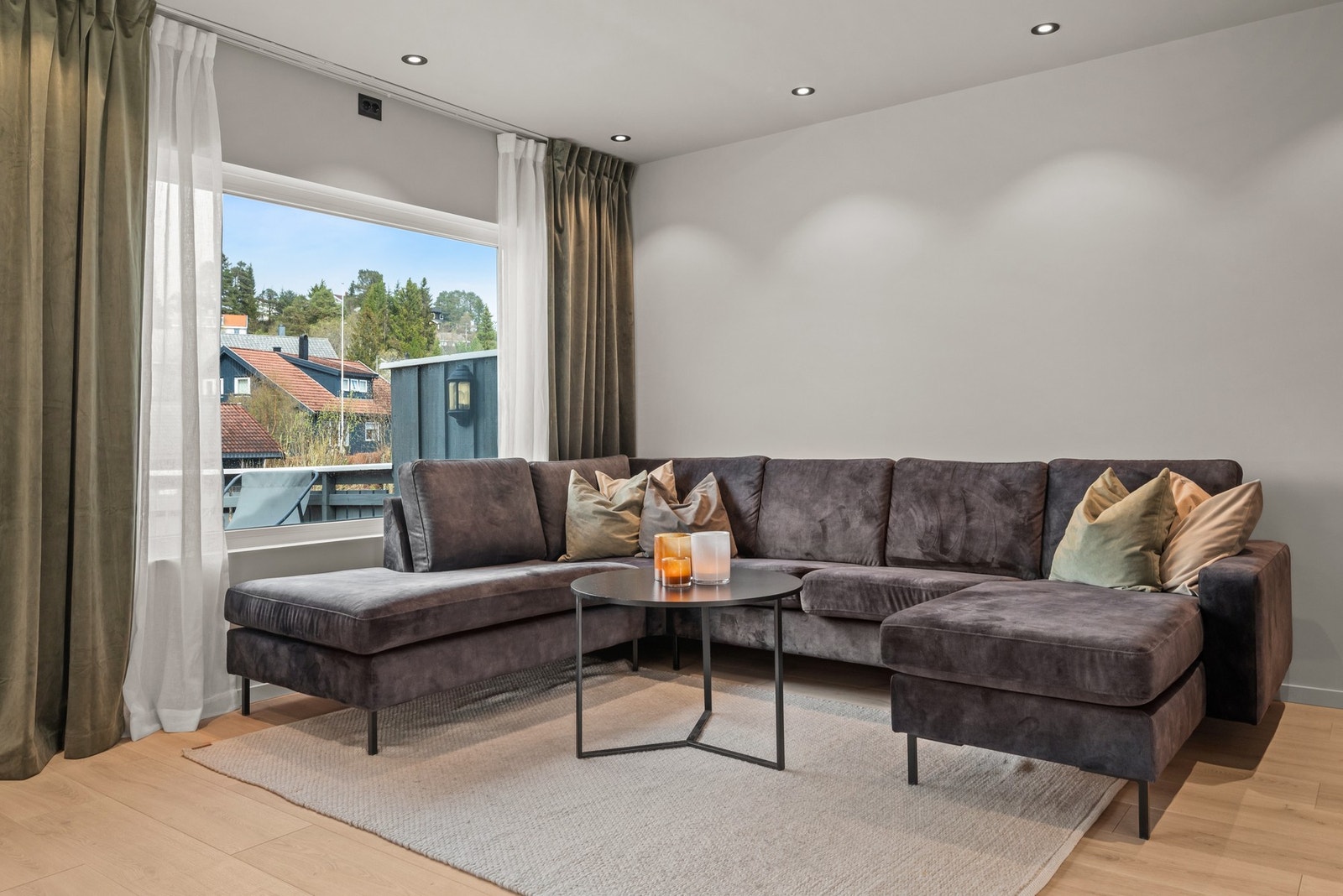 Stuen er på 26m². Første etasje ble oppusset i 2024. Galleribilde