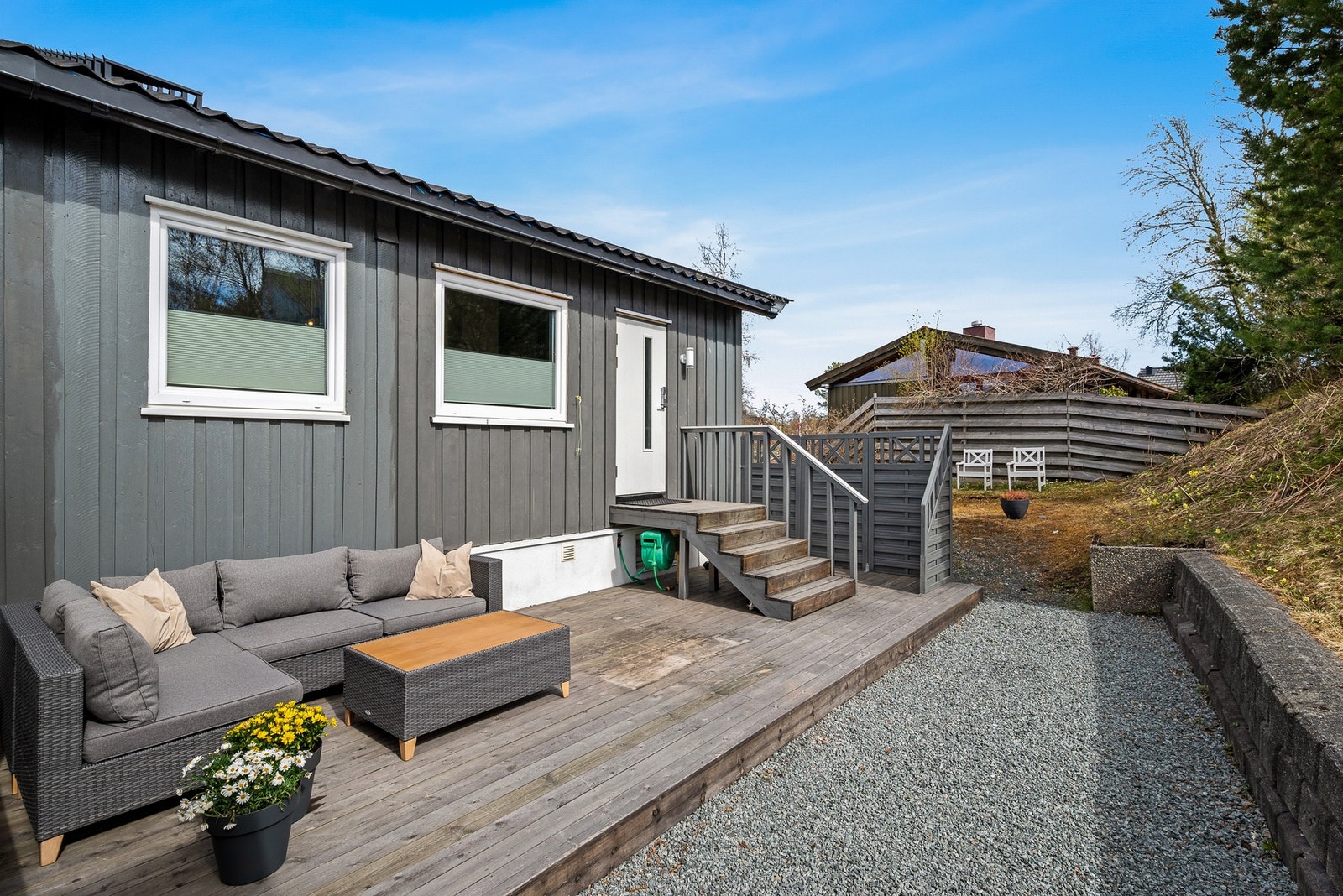 Ved inngangen har du en terrasse som er på 21m². Drenering ble utført av tidligere eier i 2014. Galleribilde