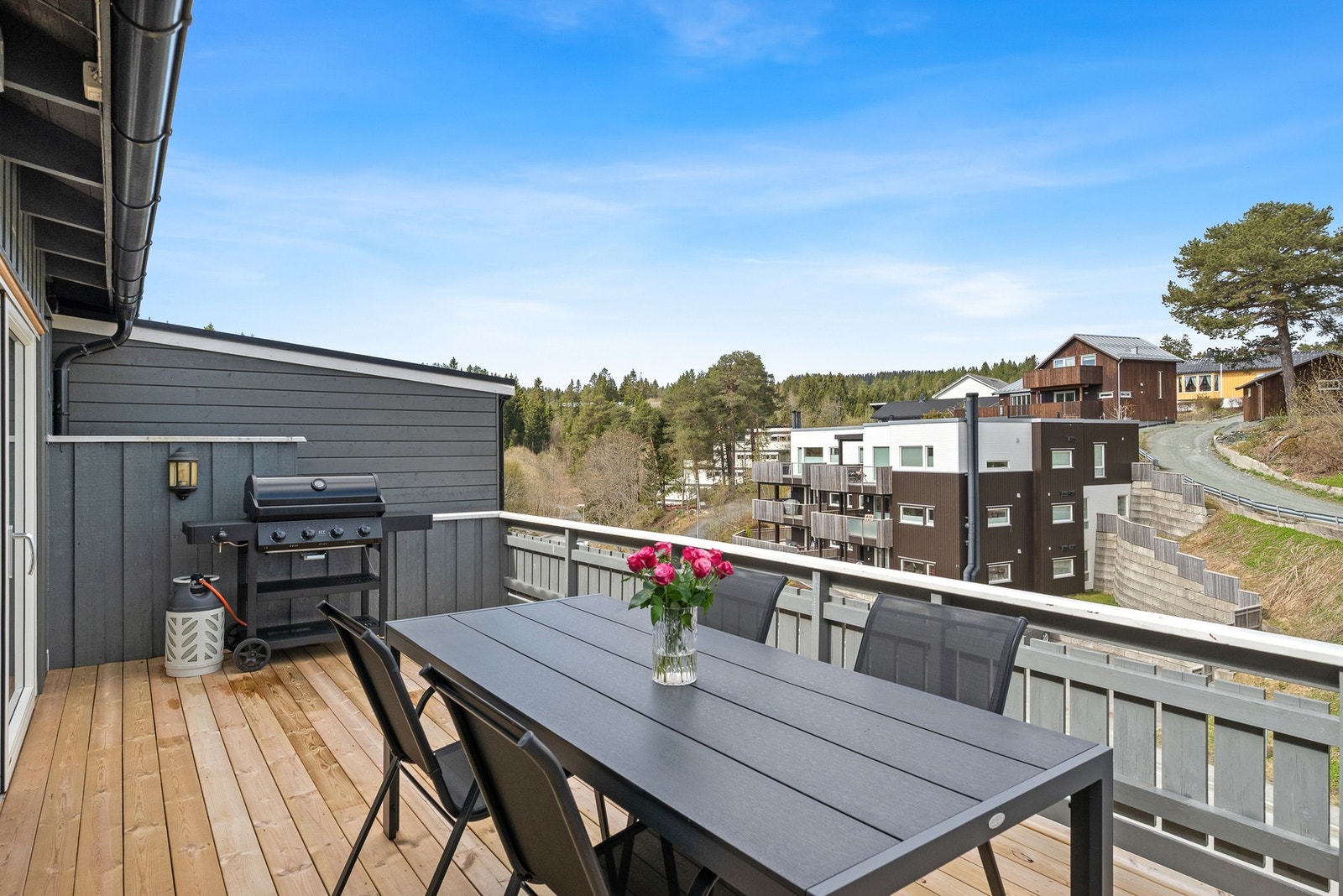 Det er lagt nye terrassebord i 2024 på terrassen. Galleribilde