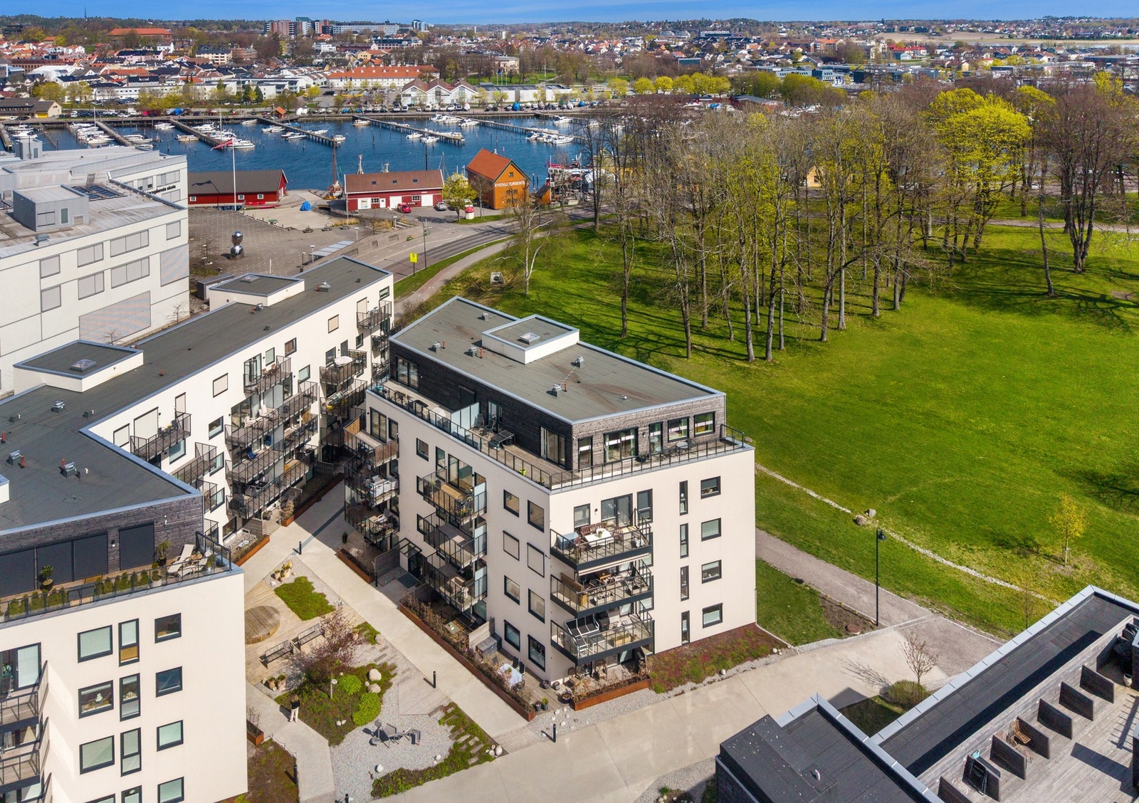 eiligheten ligger supersentralt og meget attraktivt til, midt mellom Teie og Tønsberg i Tønsberg kommune. Boligen ligger like over broen for bysentrum, samt med kort vei til bussholdeplass og Teie Torg med servicetilbud. Galleribilde