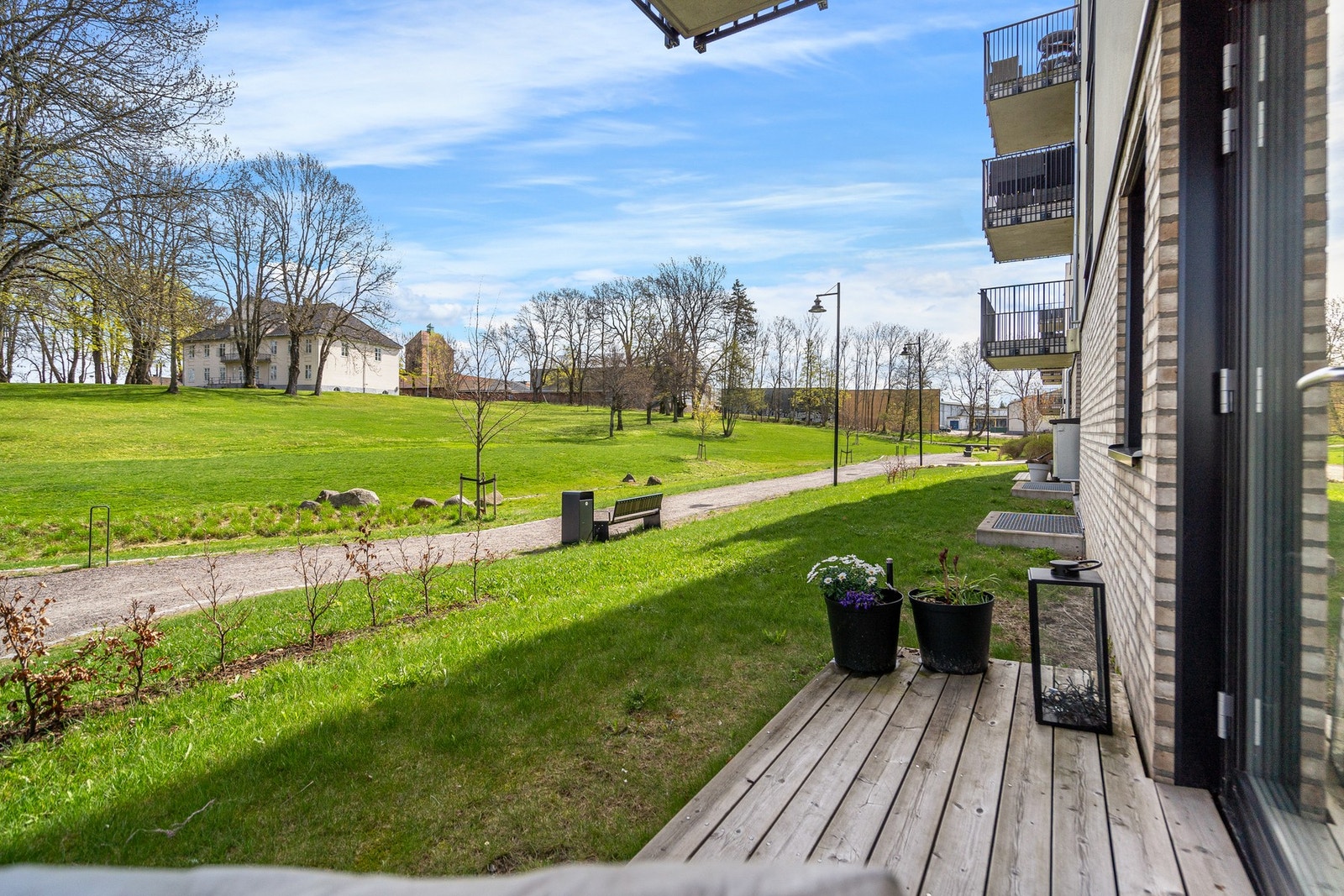 Leiligheten har terrasse på bakkeplan med utgang fra stuen, som gir en fin forlengelse av oppholdsrommet i sommerhalvåret. Galleribilde