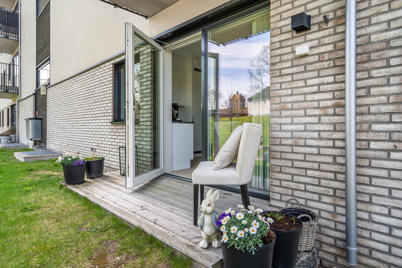 Her er det plass til sittegruppe og beplantning, og området egner seg godt for rolige dager utendørs. Galleribilde