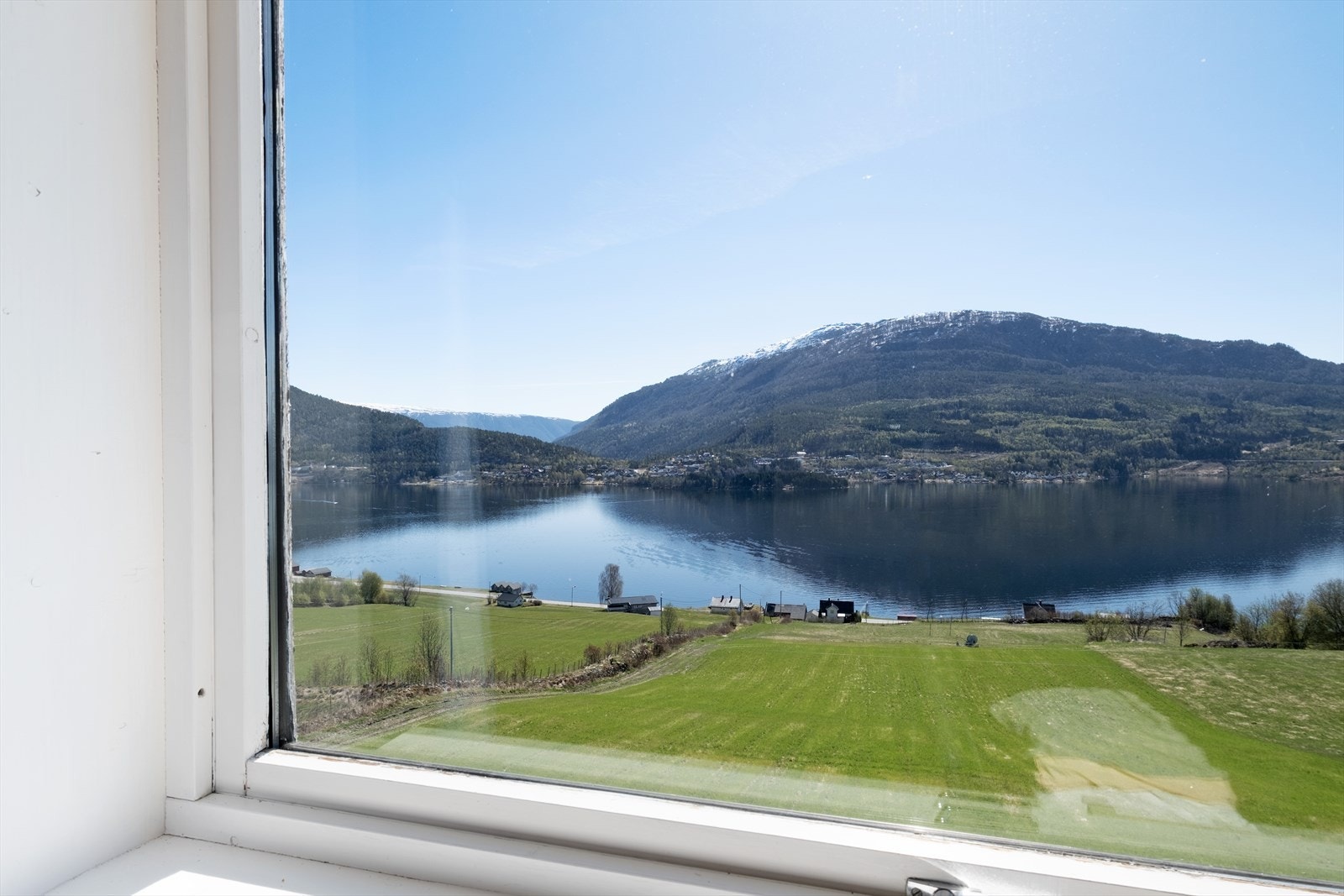 Flott utsikt frå eit av soveromma mot Hafslovatnet. Galleribilde