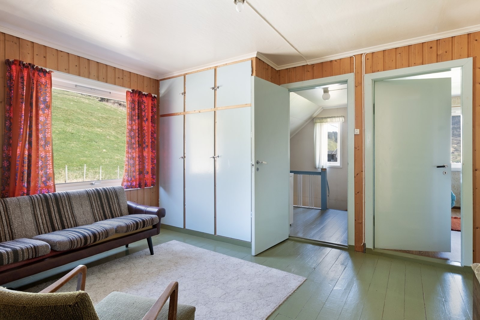 Loftstove med plassbygd garderobeskåp. Galleribilde