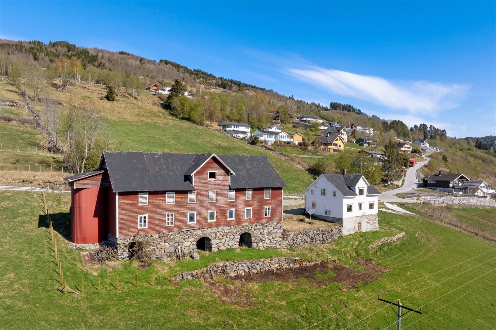 Bygningsmassen utgjorde tidlegare tunet på eit gardsbruk. Jord og utmark er frådelt og solgt separat. Galleribilde