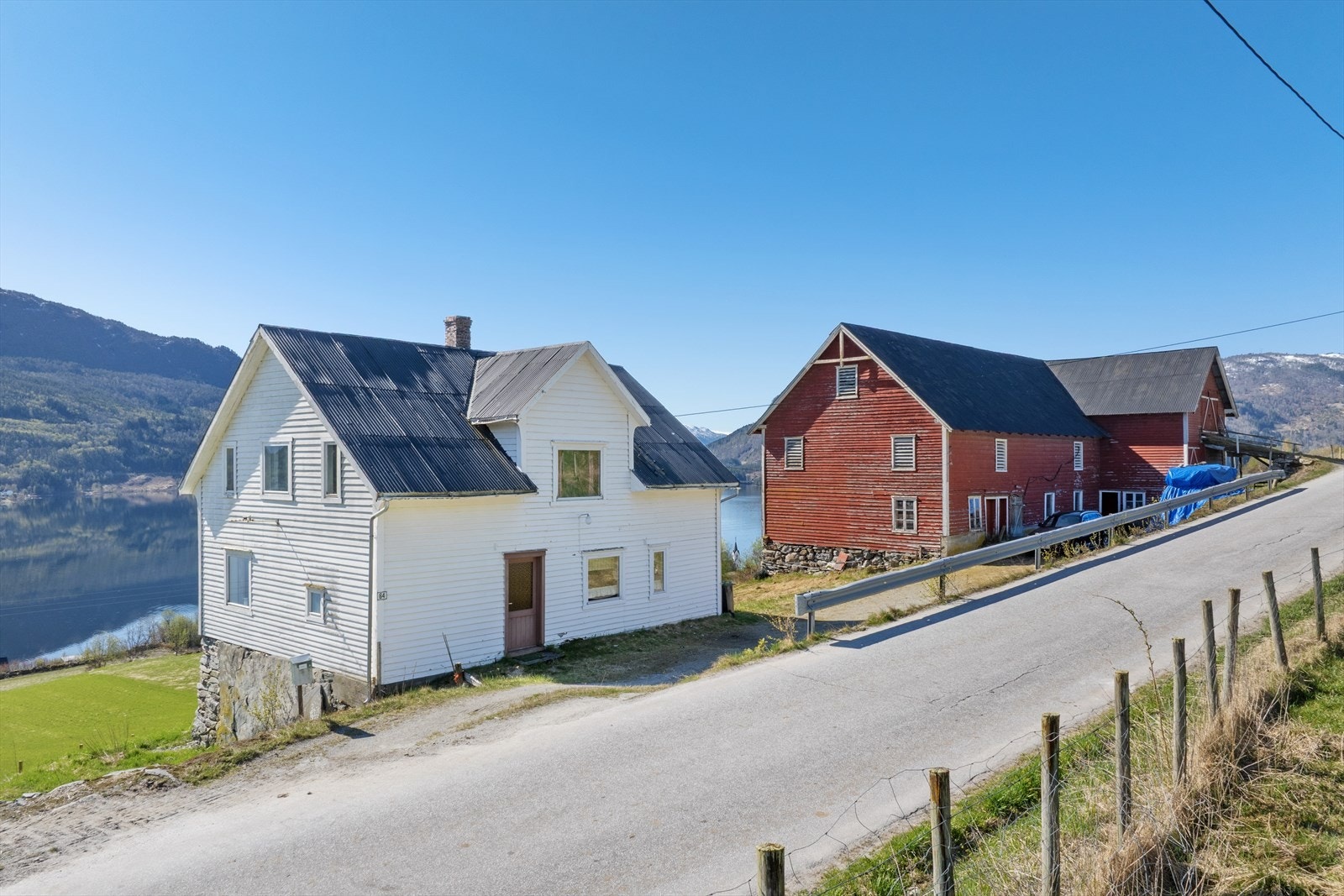 Eigedomen er bebygd med våningshus og driftsbygning som begge er SEFRAK-registrerte. Galleribilde