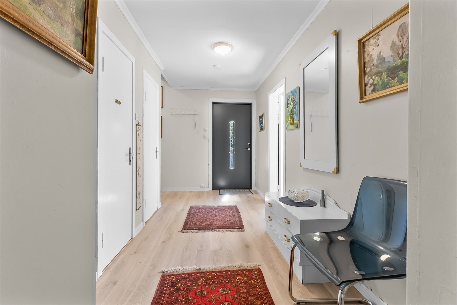 Gangen har god plass til oppbevaringsmuligheter for å henge fra seg yttertøy. Galleribilde