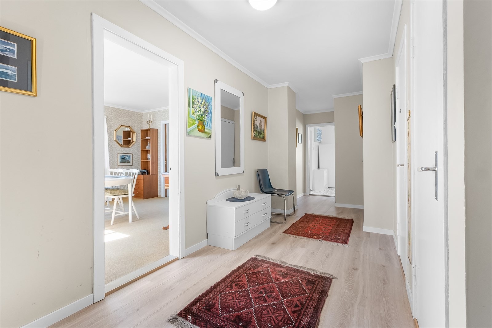 I gang/entre er det lagt nytt gulv. Her har du dør ned til kjeller på høyre side i tillegg til bad og soverom. Galleribilde