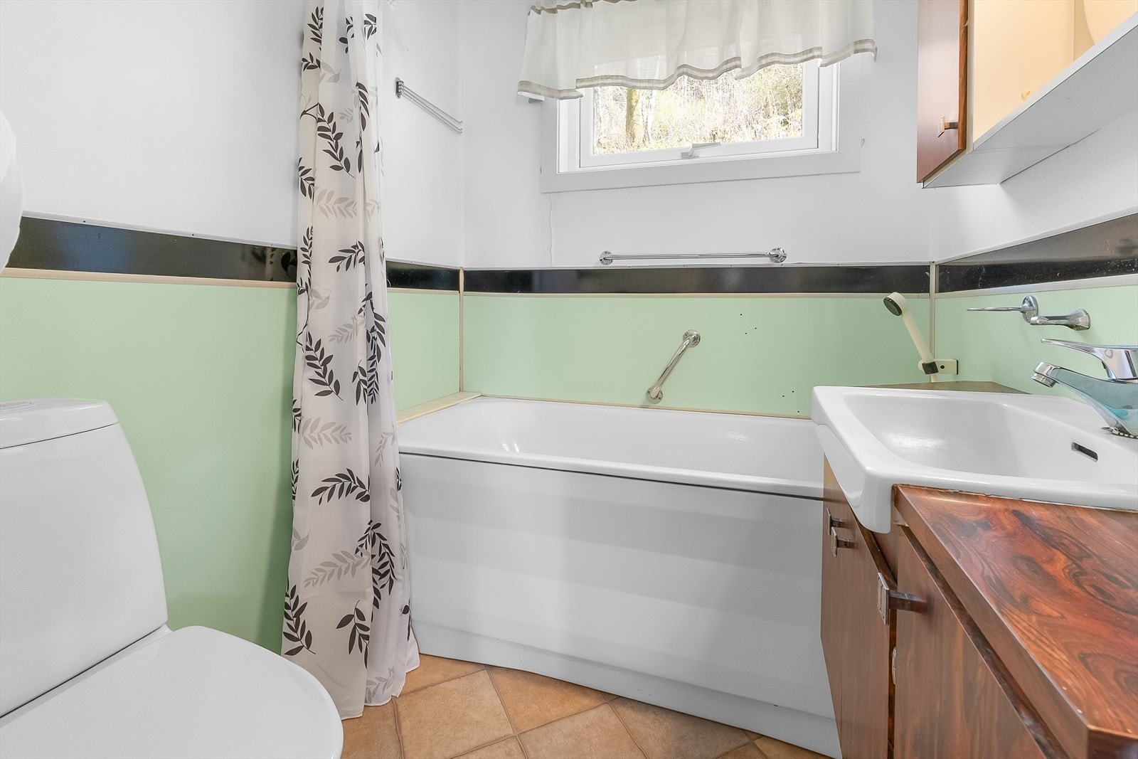 Badet ligger i hovedetasjen og har renoveringsbehov. Galleribilde