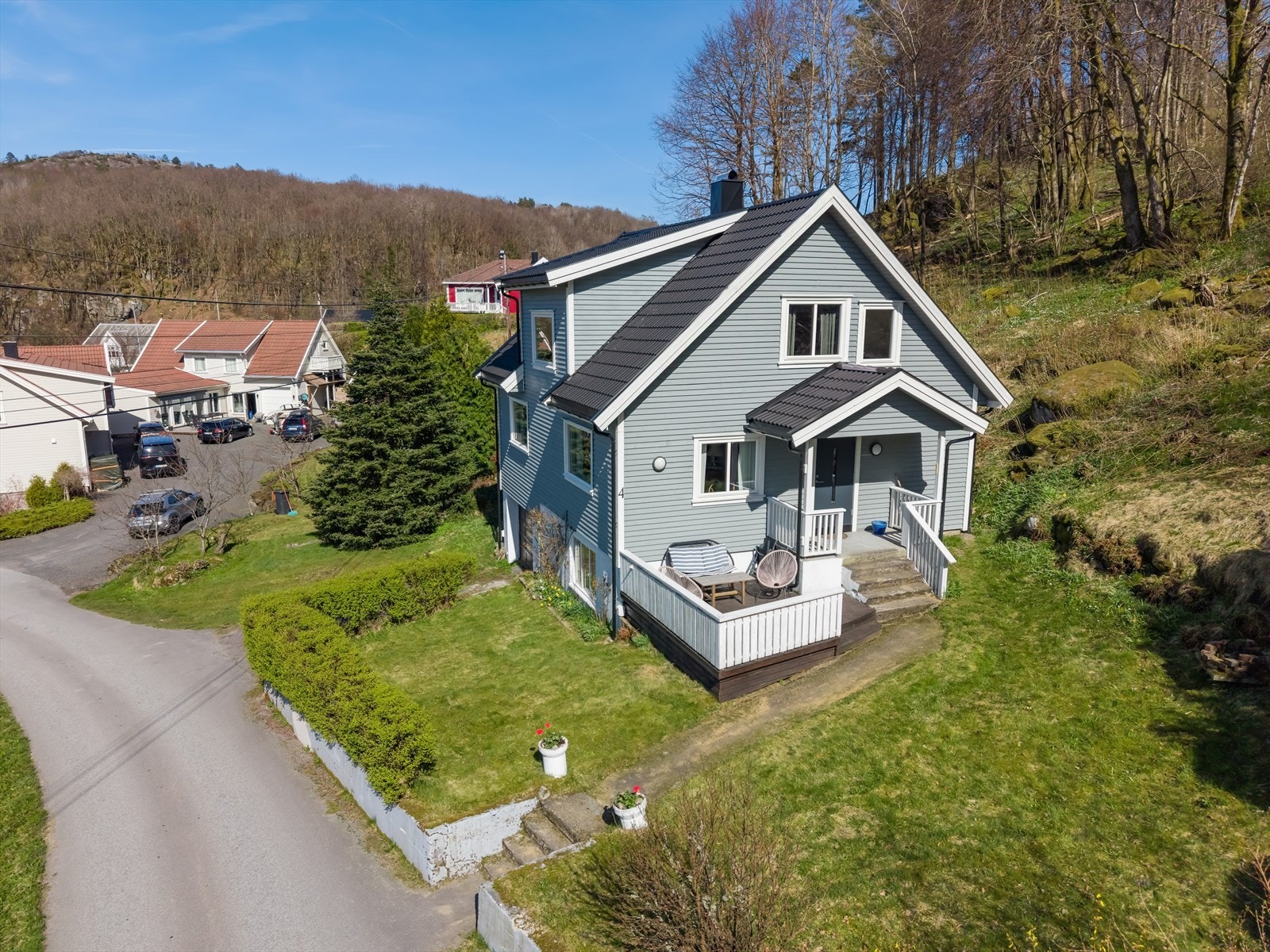 Boligen har blitt betydelig fornyet utvendig de siste årene - så her kan man sette eget preg inne om man ønsker. Galleribilde