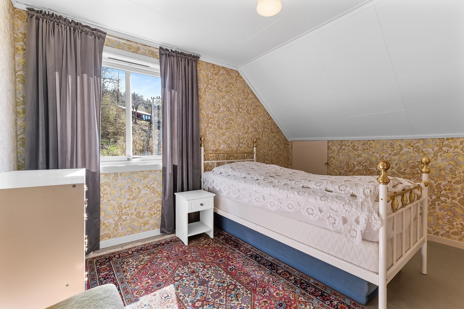 Det er totalt 4 soverom i boligen hvor 3 av de er i 2. etasje og 1 i hovedetasjen. Galleribilde