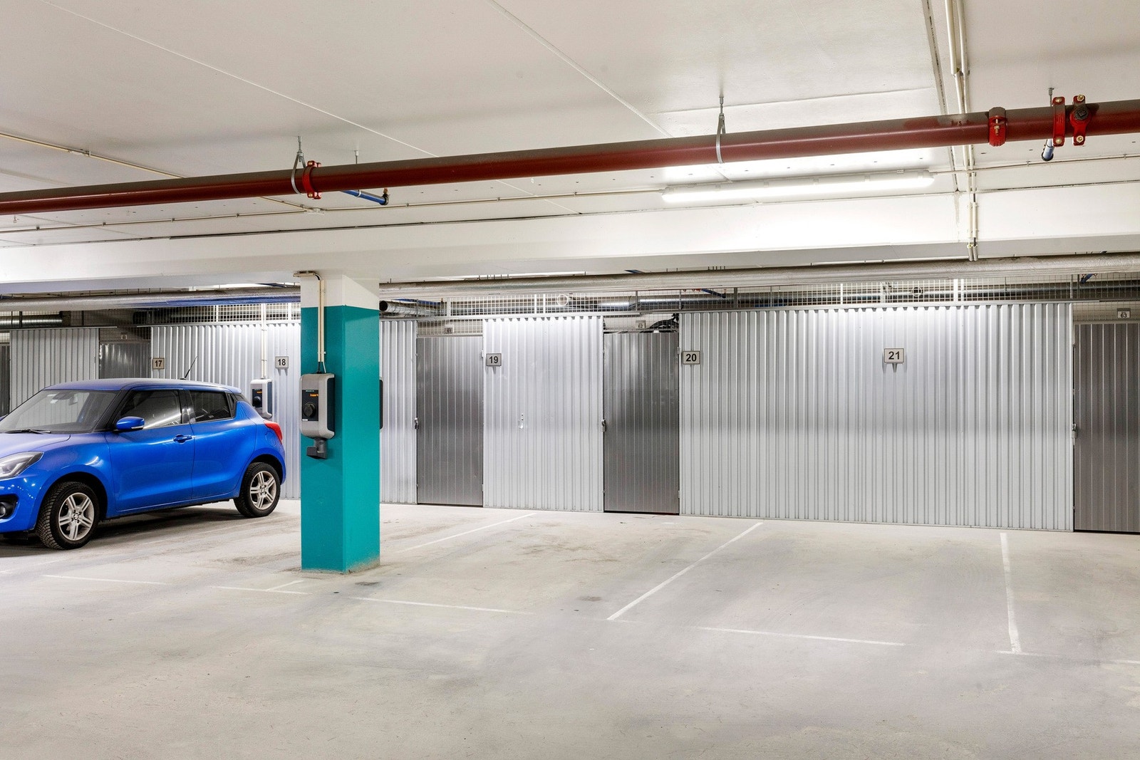 Parkering i oppvarmet garasjeanlegg med tilhørende bod. El-bil lader. Galleribilde