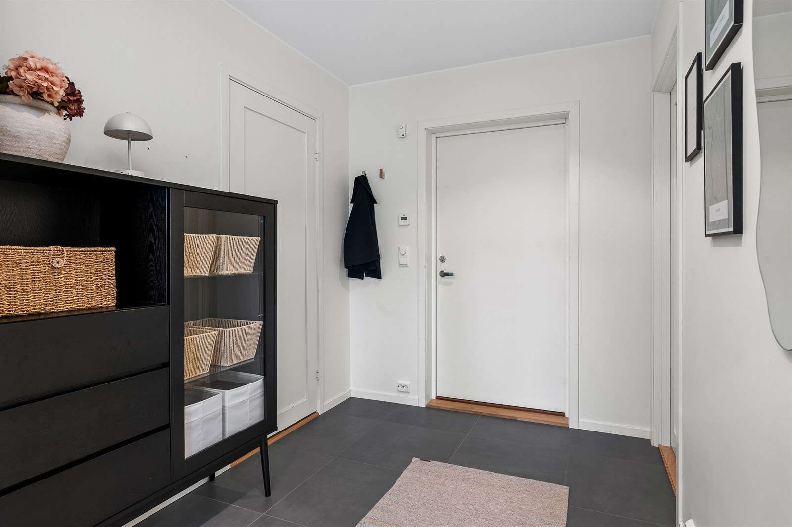 Her er det også god plass til oppbevaring av sko og yttertøy. Galleribilde