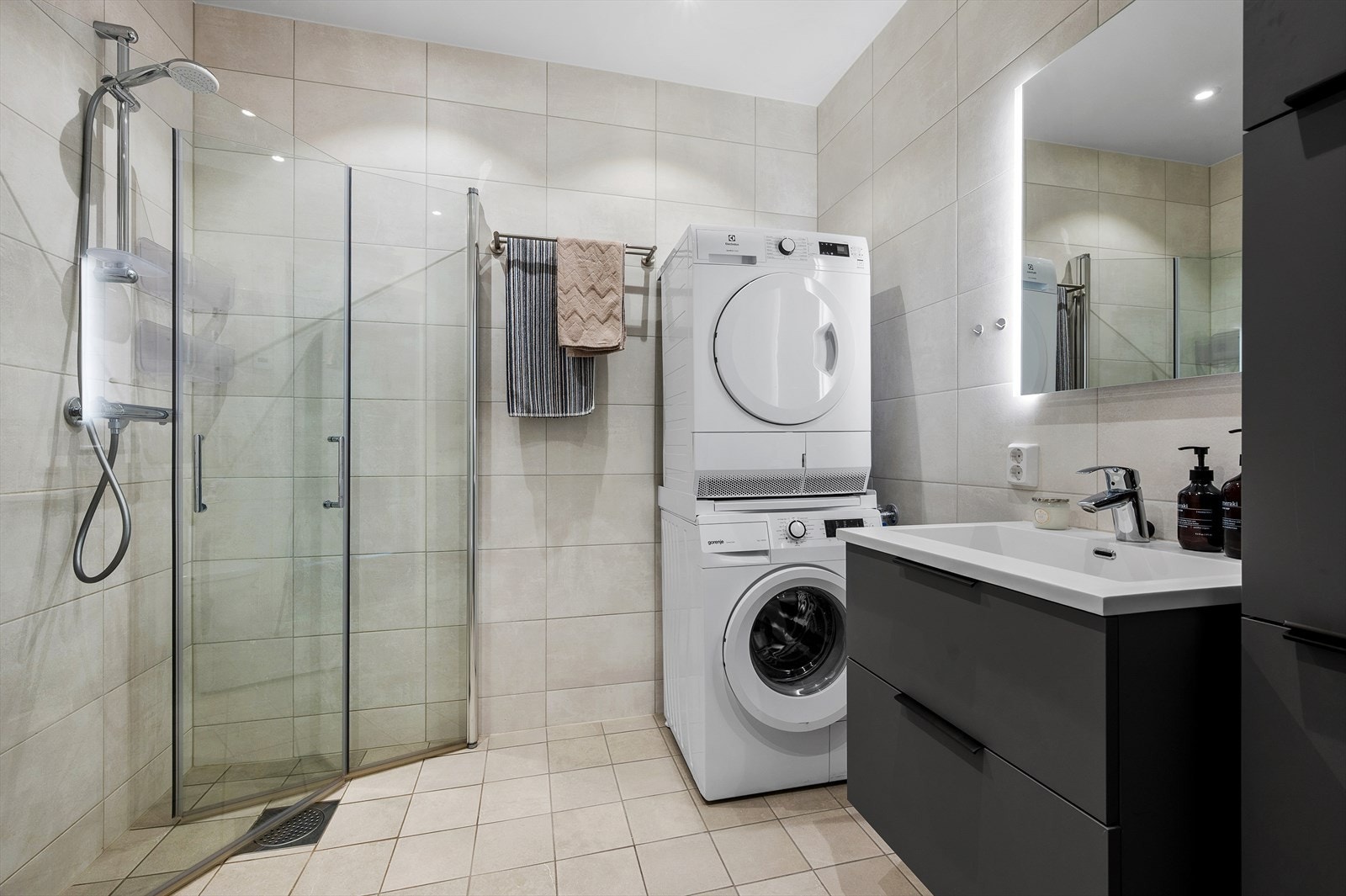 Badet er flislagt på gulv og vegger, og har et areal på 4,5 m². Galleribilde