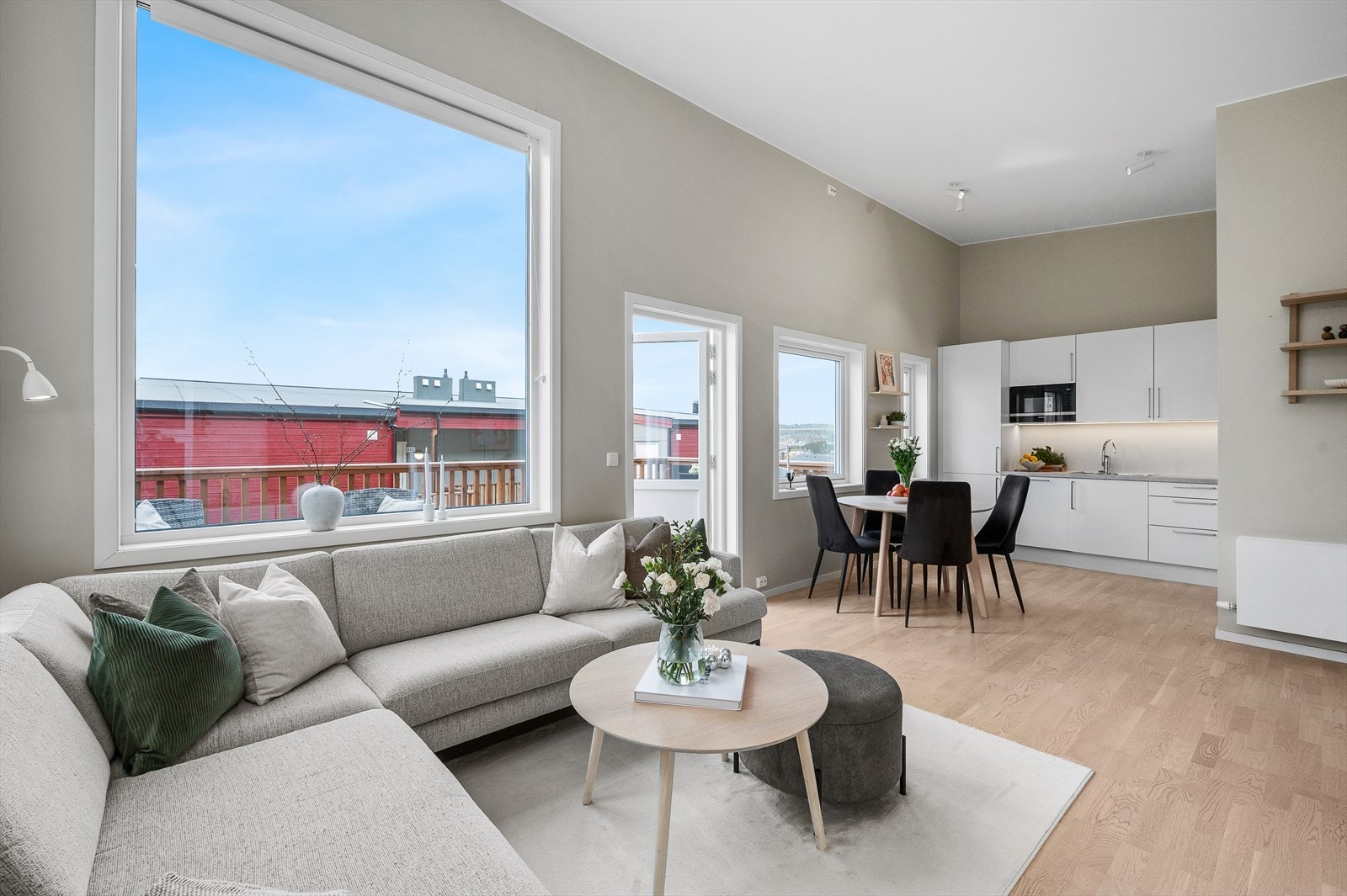 Her får man en åpen stue- og kjøkkenløsning på hele 26,5 m². Galleribilde