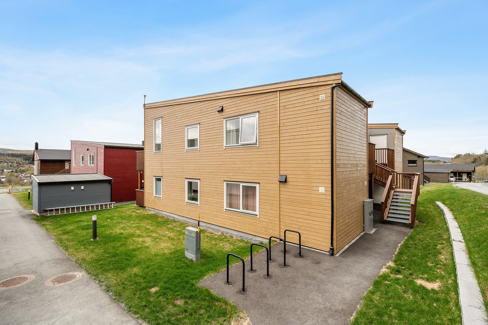 Her bor man i et familievennlig og rolig boområde med nærhet til skog og mark. Velkommen til en trivelig visning! Galleribilde