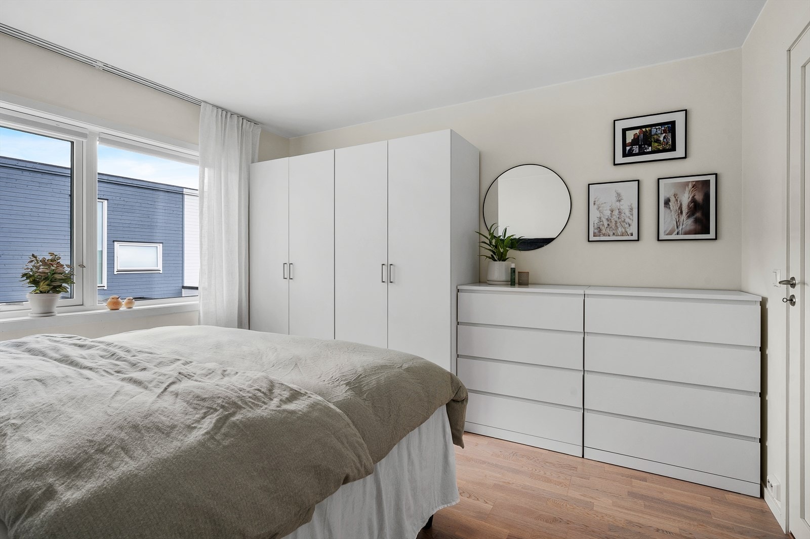 Her er det også god plass til garderobe med rikelig lagringsmuligheter. Galleribilde