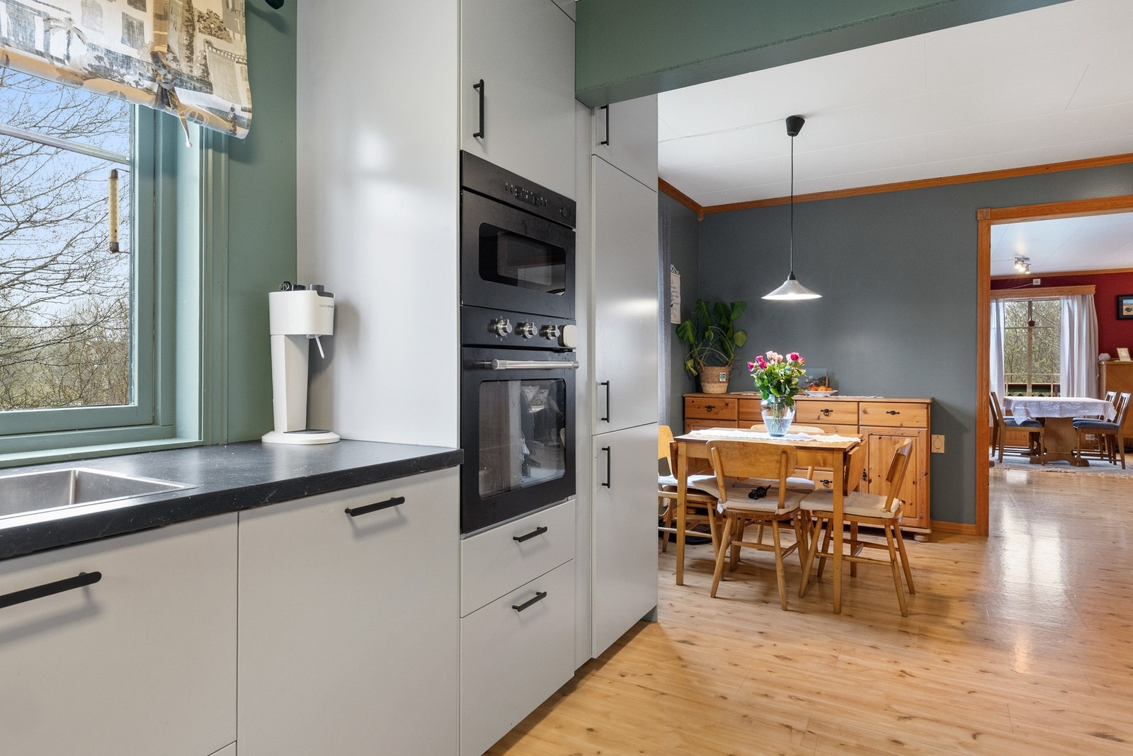 Rikelig med plass til både matlaging og hyggelige stunder Galleribilde