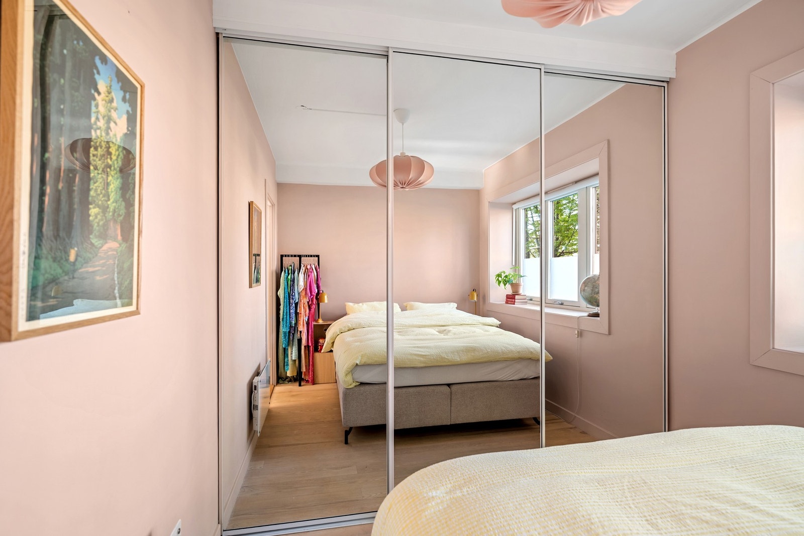 Stor skyvedørsgarderobe med innredning medfølger. Skyvedør er levert og montert av Garderobemannen i 2017. Galleribilde