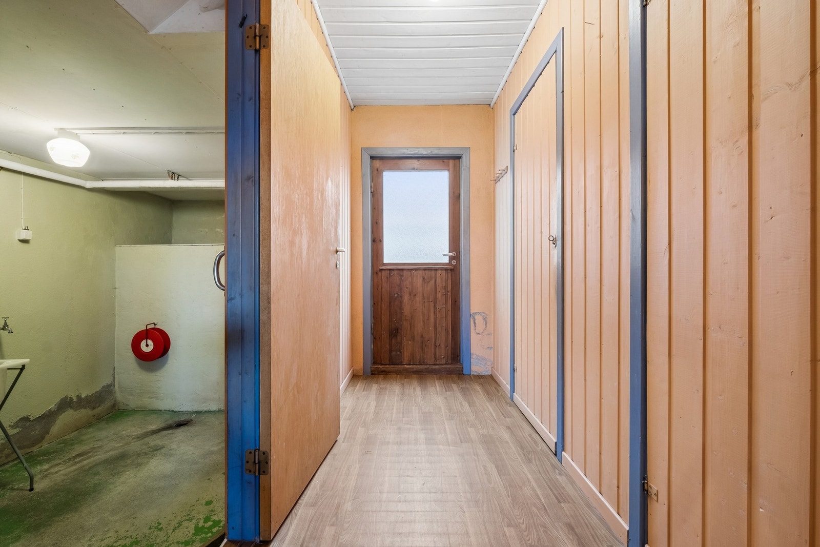 Kjellergang med utgang ut. Galleribilde