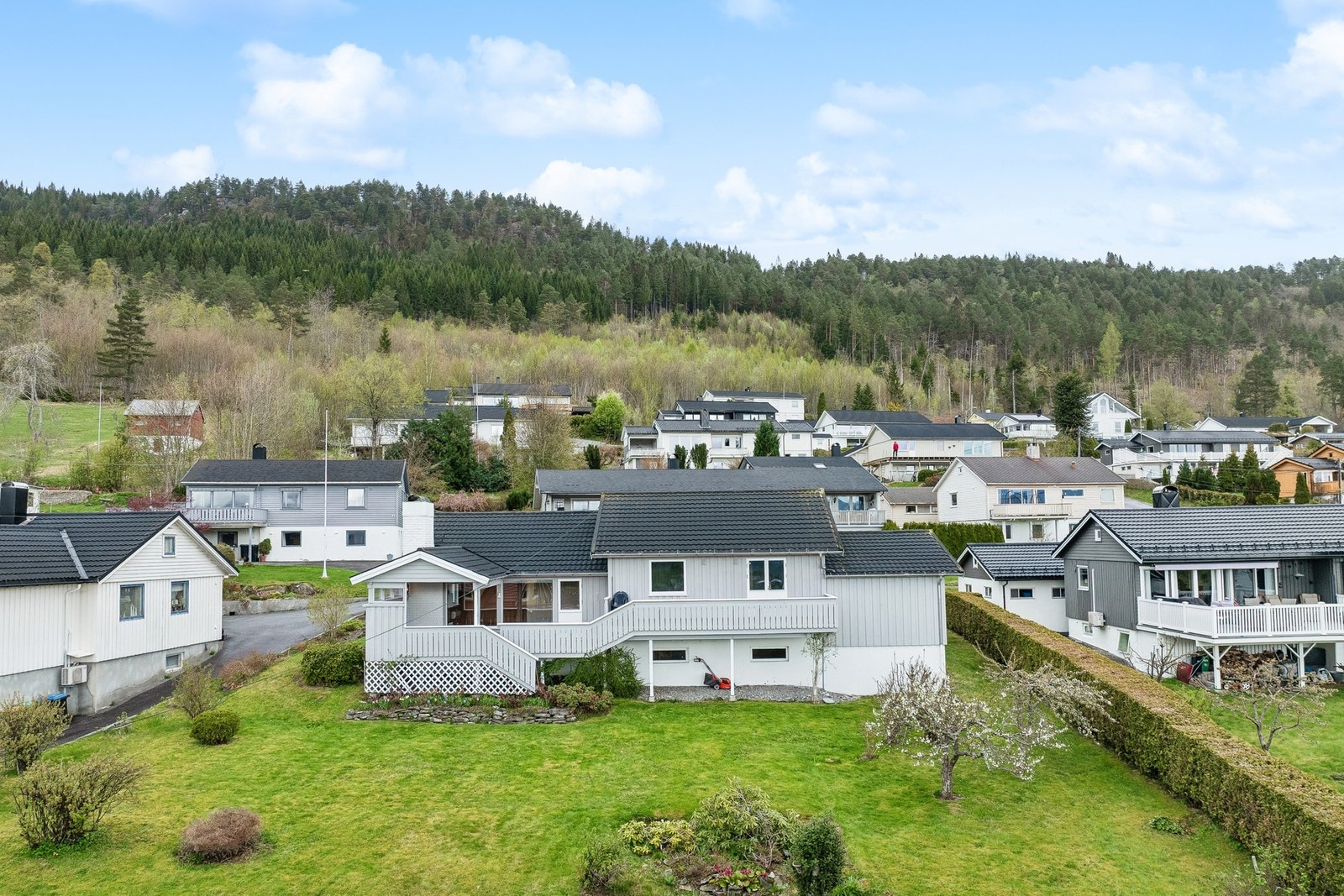 En romslig hage med god boltringsplass for både store og små. Stor terrasse som er dels overbygd. Galleribilde