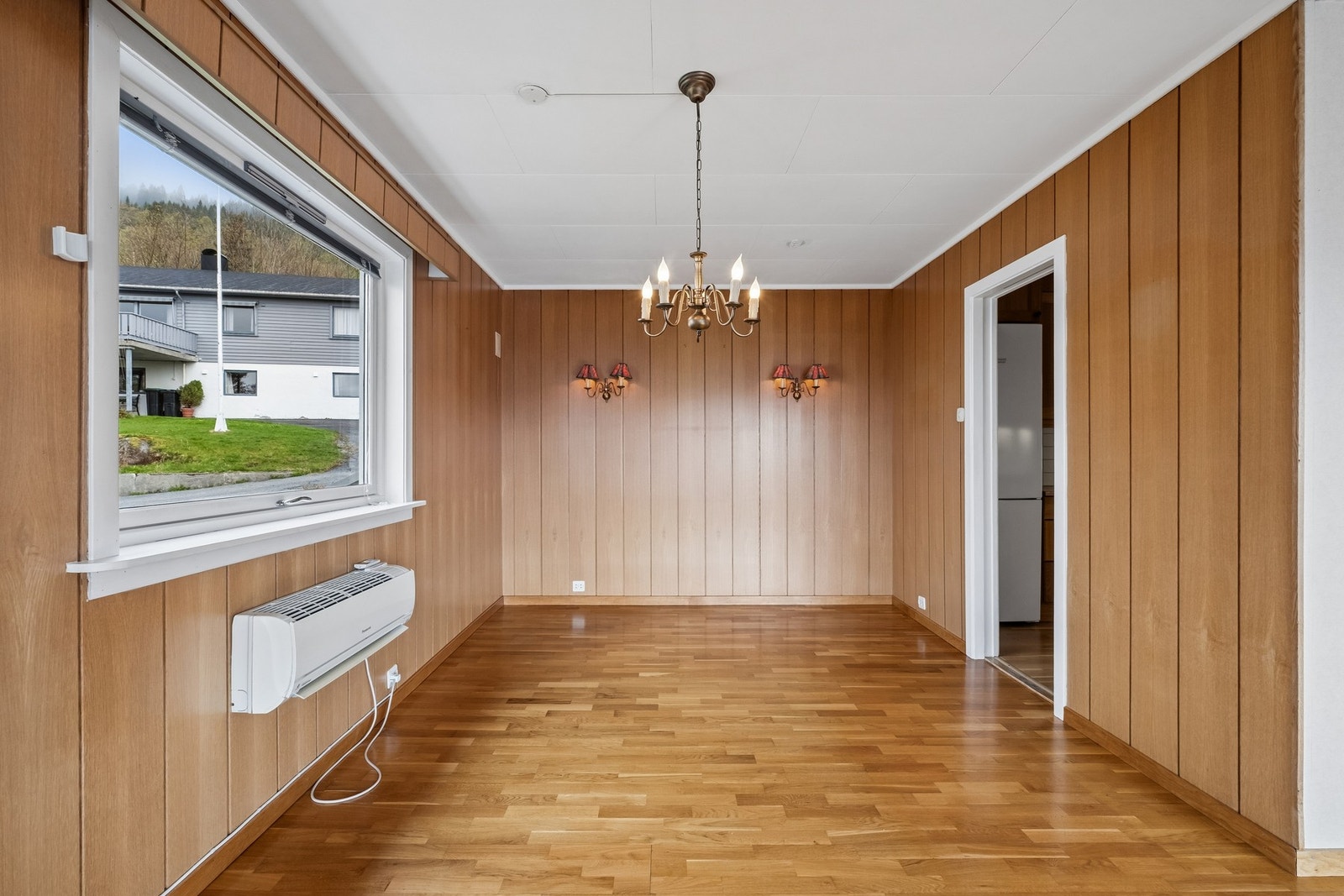 Eik panel på vegger og eikeparkett på gulv. Galleribilde