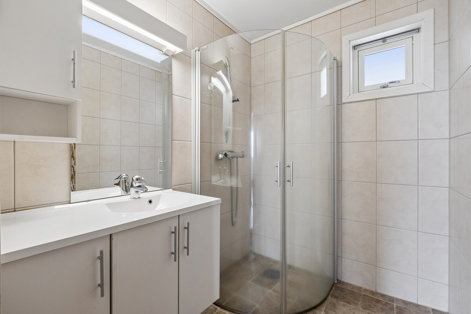 Badet i første etasje er oppgradert av Madsen og Urke i 2010. Det har flislagte gulv og vegger. Innredning med helstøpt servant og dusjhjørne med innfellbare glassdører. Galleribilde
