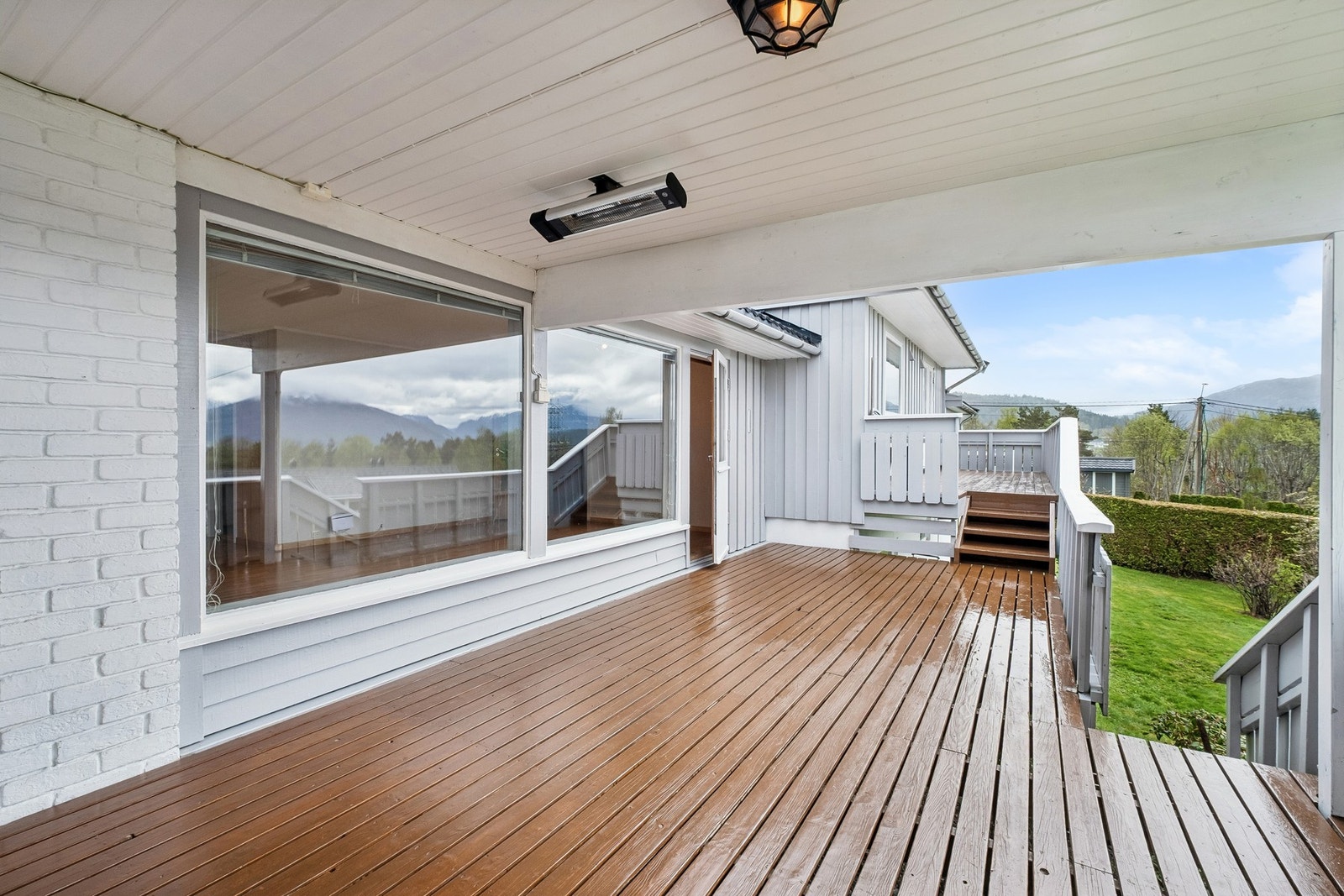 Fra stuen er det utgang til en romslig terrasse med overbygg og flere soner. Galleribilde