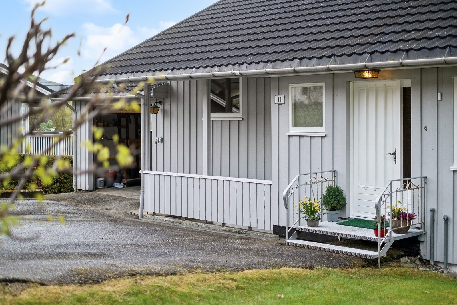 Overbygd inngangsparti med trappetilkomst. Det er montert belysning i overbygg. Galleribilde