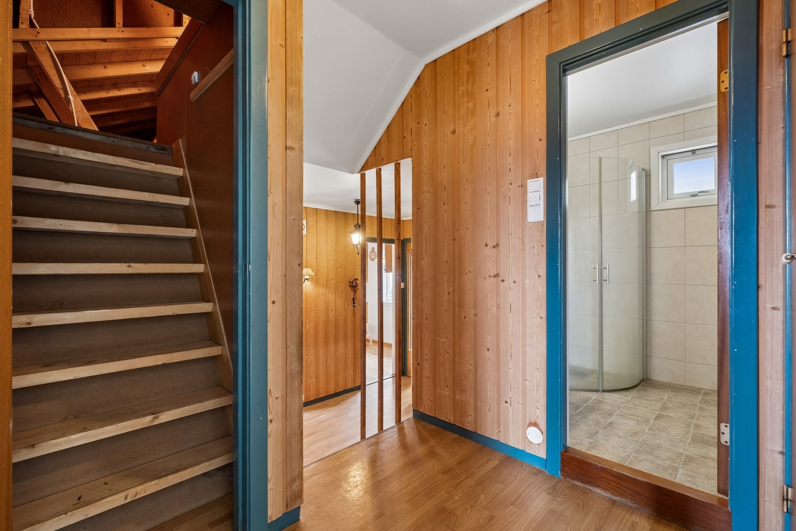 Tilkomst til loft fra gangen i første etasje. Fast trapp. Galleribilde