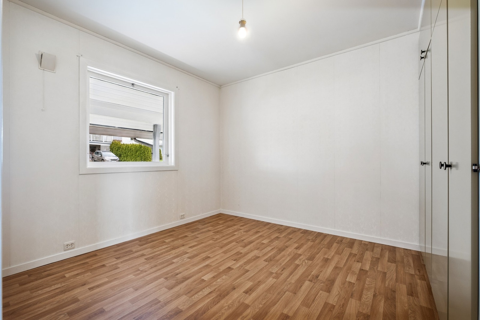 Soverom nr 3 har med plass til seng og nattbord. Det er integrerte skap i veggen. Vinduet vender mot nord. Galleribilde