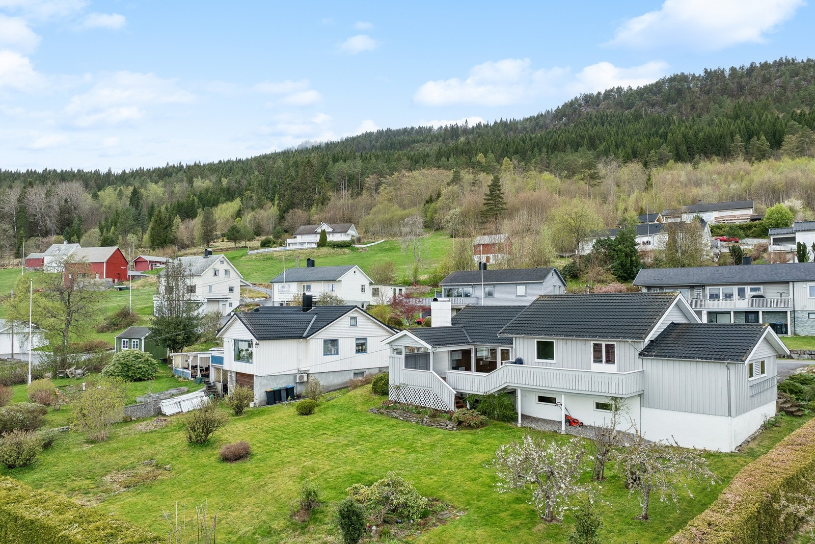 Tomten er sørvendt og har gode solforhold. Galleribilde