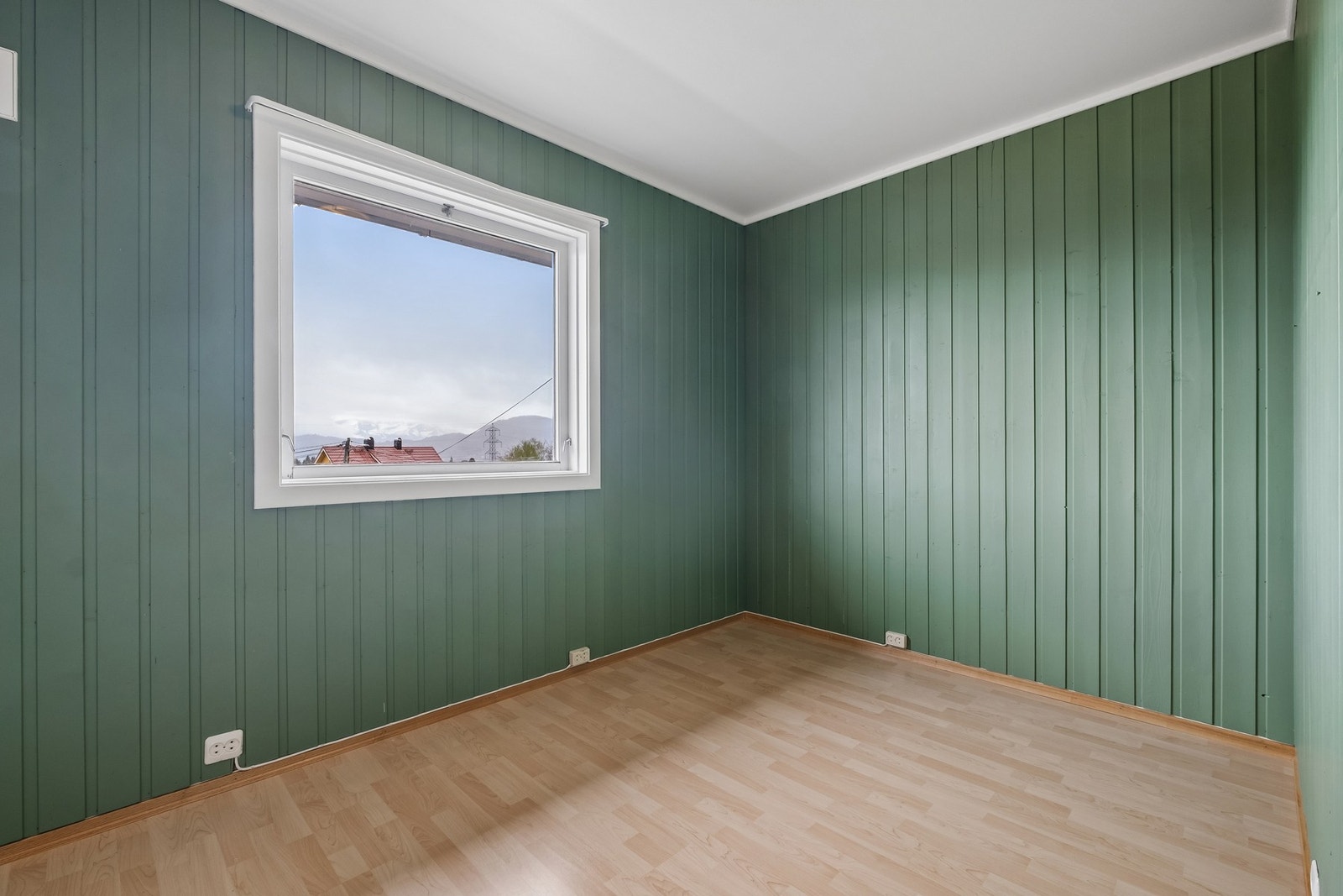 Soverom nr 2 med plass til seng og nattbord. Vinduet vender mot sør. Galleribilde