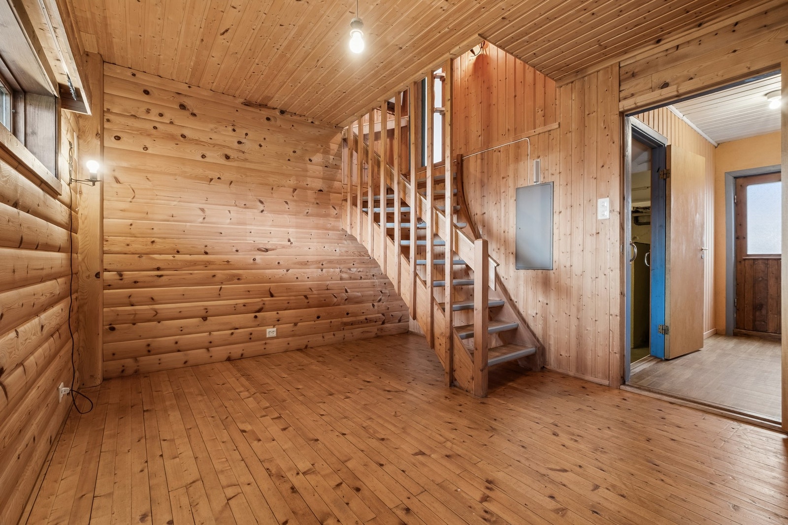 Kjellerstue med fine overflater av tre. Kjellerstue er betegnet som matbu og redskap på originale byggetegninger - Galleribilde