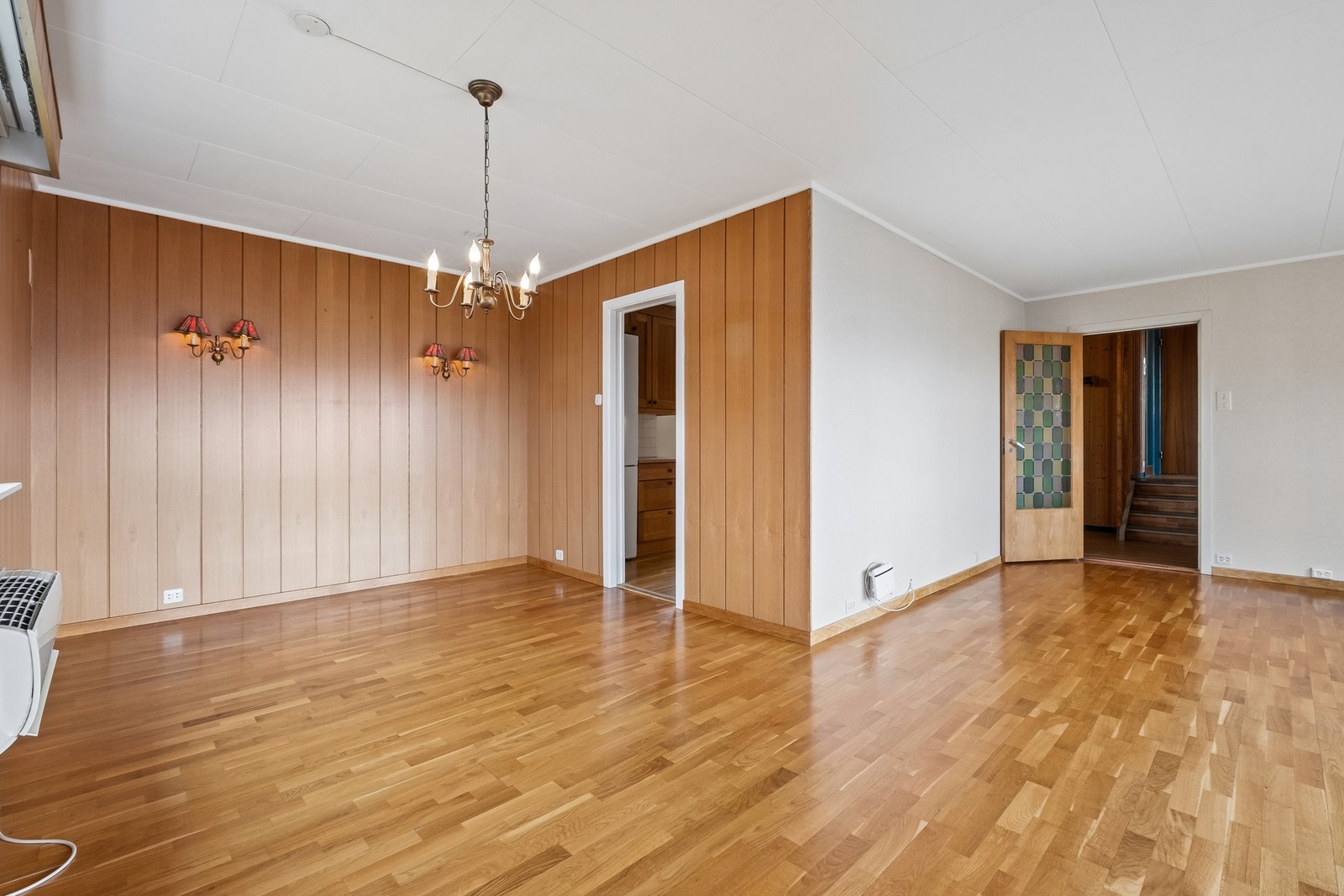 Stuen har en vinklet form som gjør det enkelt å møblere i soner. Dør til kjøkken og til gang. Galleribilde