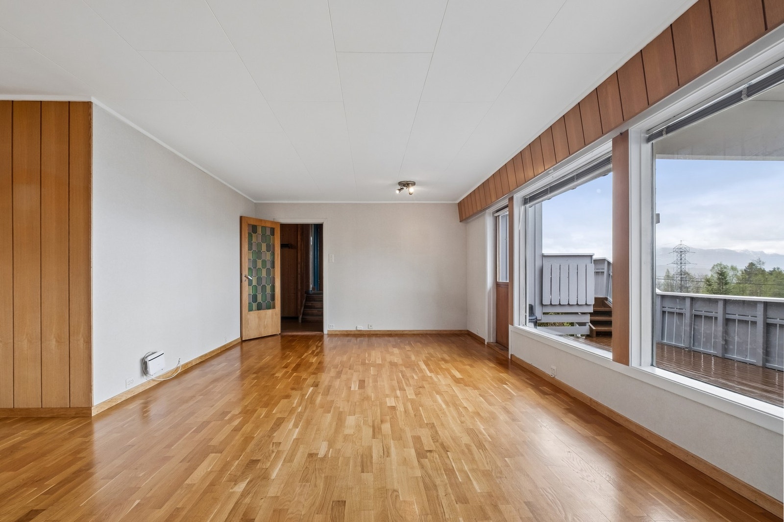 Det er parkettgulv og veggoverflater har panelte og malte flater. Innvendig tak med himlingsplater. Galleribilde