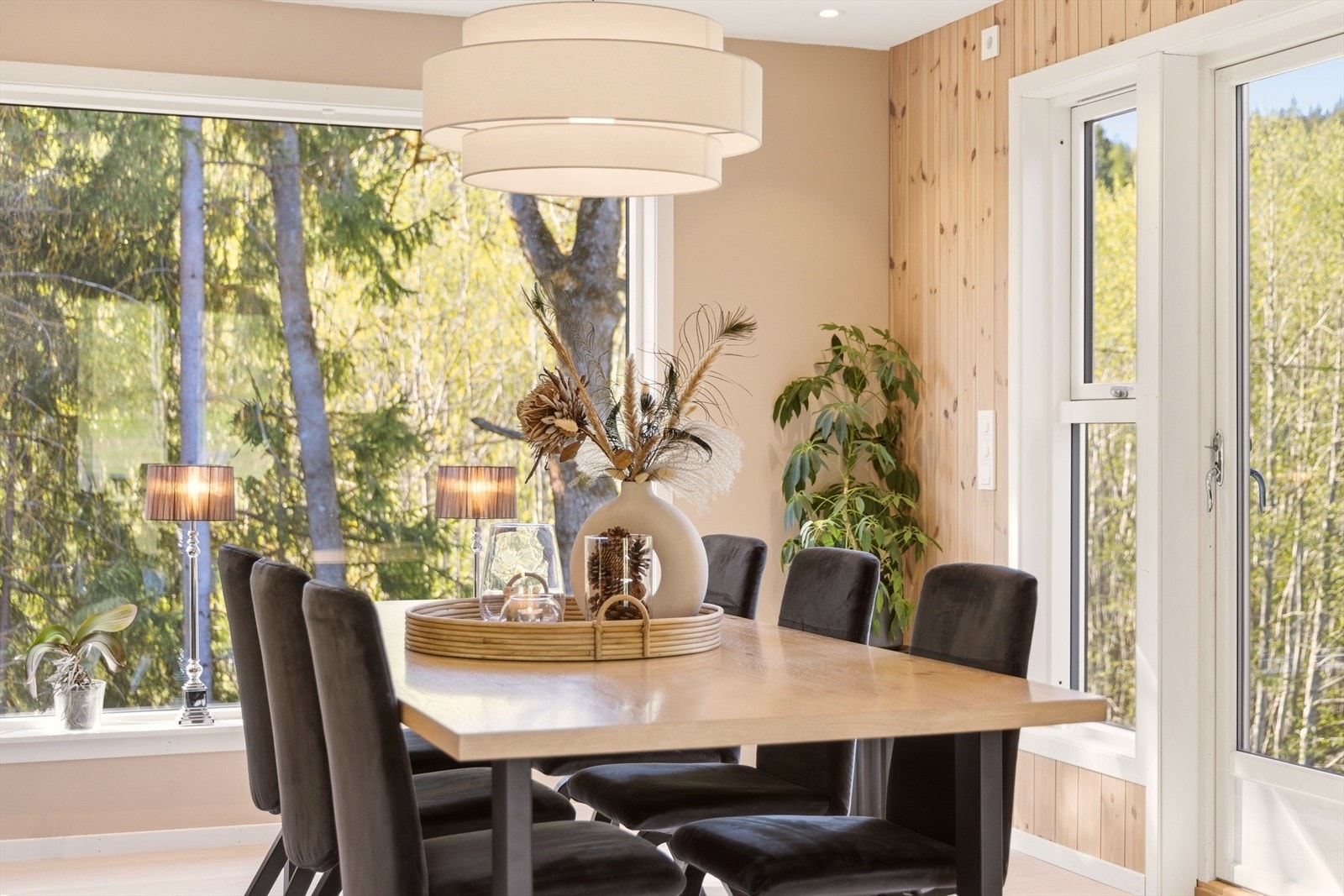 Store vindusflater gir godt med naturlig lys Galleribilde