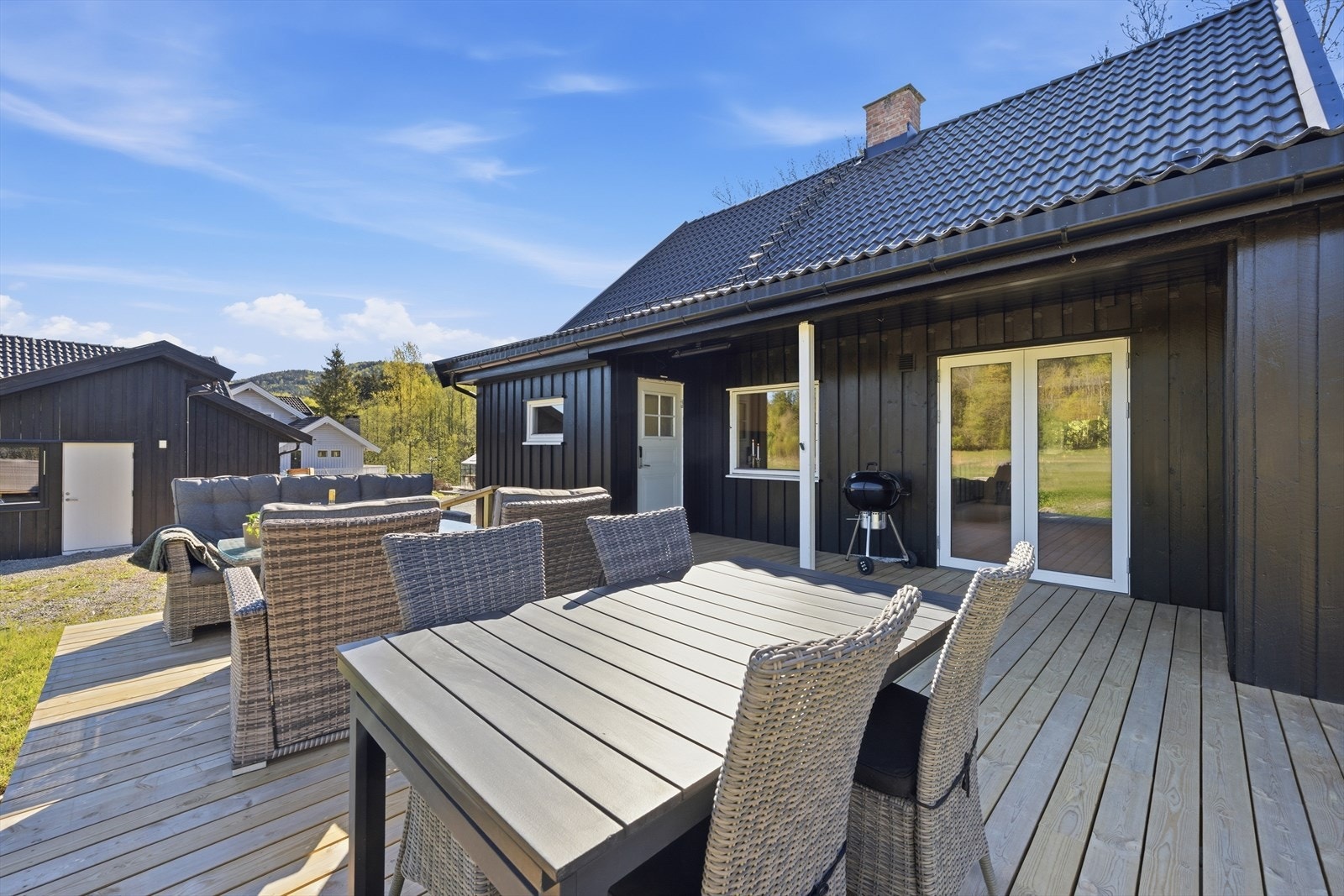 Fine uteområder opparbeidet med terrasseplatting Galleribilde