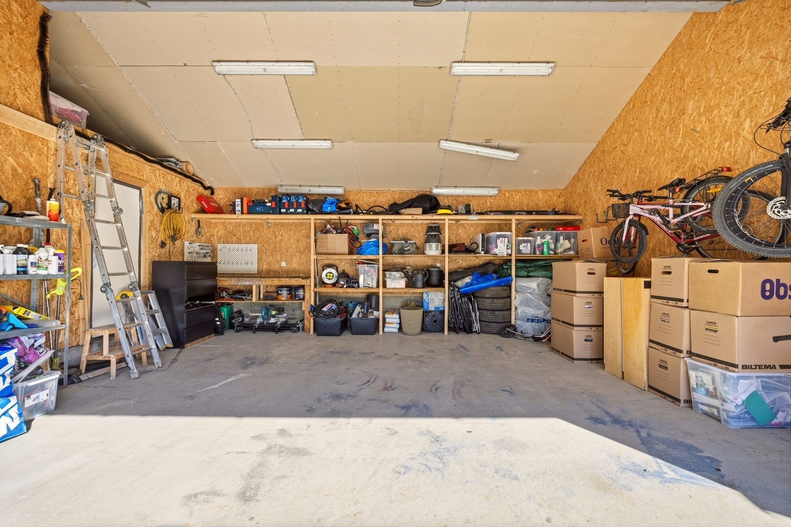 God plass for parkering og oppbevaring Galleribilde